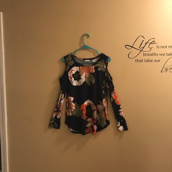 NWOT Viamor boutique top - Picture 2 of 4